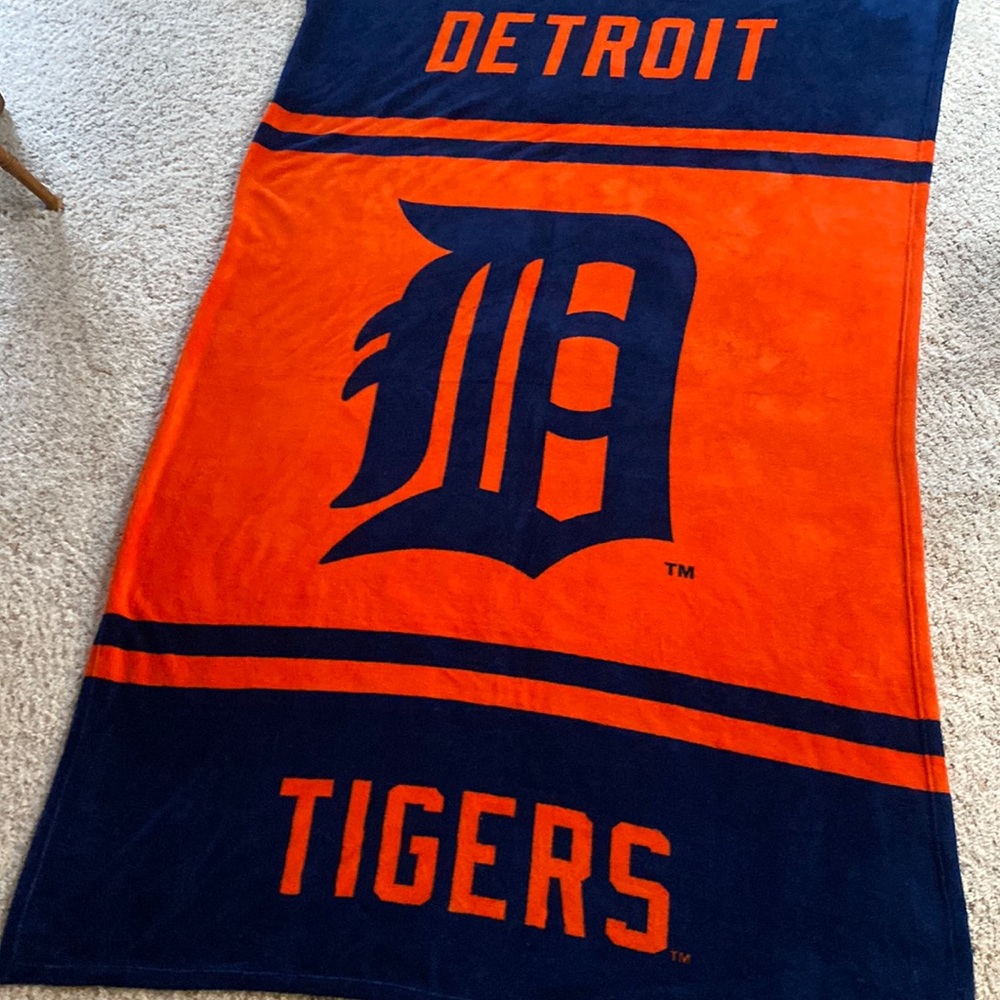Detroit tigers throw …. NWOT